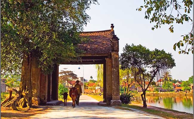 visit hanoi duong lam village entrance